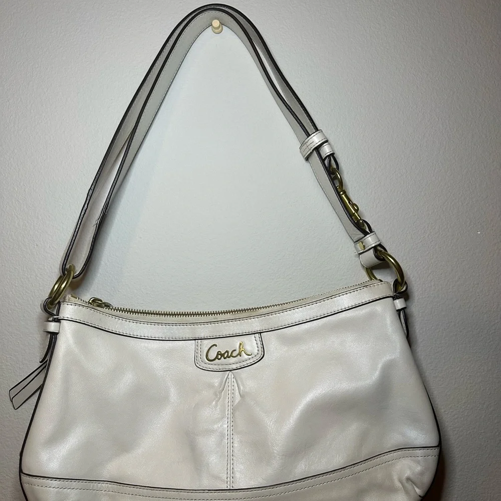 Coach Cream Leather Shoulder Bag with Gold Accents - Picture 4 of 8
